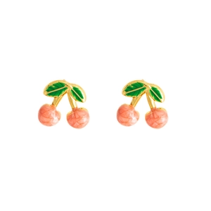 Dettaglio di orecchini a ciliegia con trama in marmo rosa e foglie in smalto verde