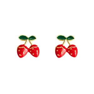 Dettaglio degli orecchini a fragola con smalto rosso e finitura in metallo dorato