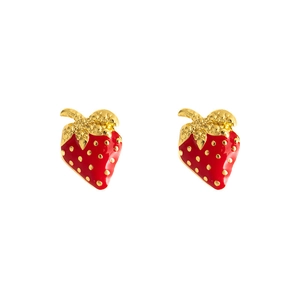 Dettaglio di orecchini a fragola in smalto rosso con accenti dorati e foglie