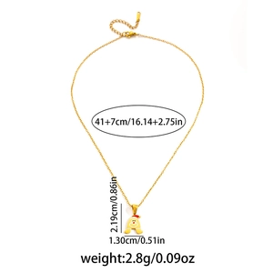 Détail du collier lettre dorée avec bonnet de Noël montrant les dimensions de la chaîne