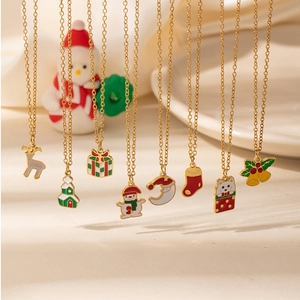 Détails de divers pendentifs de Noël en émail comme le renne et le bonhomme de neige sur chaînes