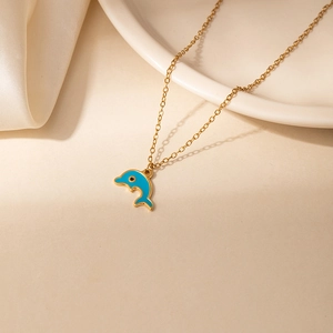 Ketting met blauwe emaille dolfijn hanger en gouden ketting in een luxe sieraadzetting