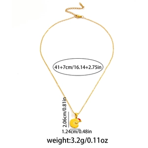 Vue détaillée du pendentif Père Noël en émail sur une chaîne dorée en acier inoxydable