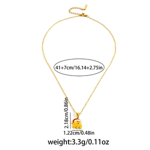 Détail du collier pendentif Père Noël avec dimensions en métal doré et émail rouge