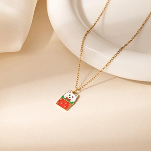 Collier doré avec un pendentif chat blanc mignon dans un sac fraise pour femme