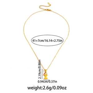 Vue détaillée du collier de Noël doré avec pendentif bonnet de Noël et dimensions