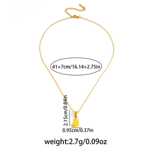 Détail du collier en chaîne dorée avec pendentifs bonhomme et botte de Noël
