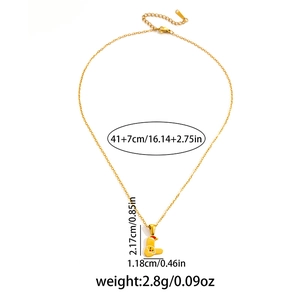 Détail montrant le collier doré en acier inoxydable avec pendentif Noël et mesures