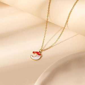 Détail du collier de Noël doré avec pendentif Père Noël émaillé rouge et blanc