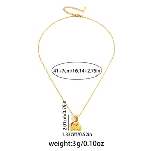 Vue détaillée d'un collier en acier inoxydable doré avec pendentif Père Noël et tailles