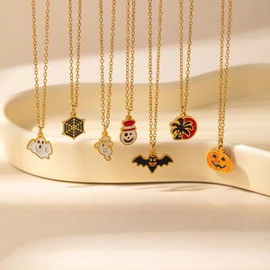 Detailaufnahme der Halloween Halsketten mit Emaille-Anhängern wie Kürbis und Geist