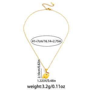 Détail du pendentif Père Noël sur chaîne dorée avec indications de taille et de poids