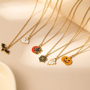 Detailansicht der Halloween-Halsketten mit Geist, Kürbis, Fledermaus und Spinnennetz