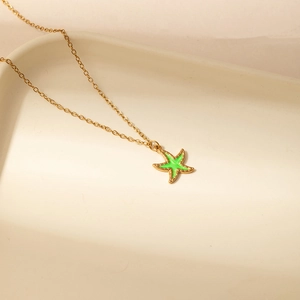 Detail van zeester hanger met groen emaille en goudkleurige O-ketting halsketting