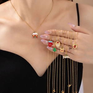 Collier de Noël en acier titane doré avec pendentifs festifs en émail aux couleurs vives