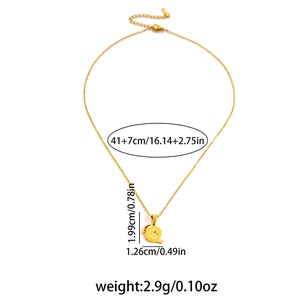 Détail macro du pendentif chien doré avec dimensions de 1,99 cm et poids de 2,9 g