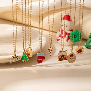 Gros plan détaillé des colliers de Noël avec pendentifs en émail coloré et motifs festifs