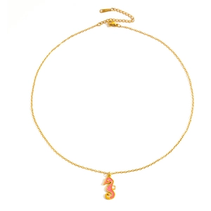 Detail van een vergulde zeepaardje hanger ketting met roze emaille en karabijnsluiting