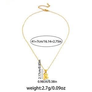 Détail du collier lettre R dorée avec bonnet de Noël et motifs de vagues festifs