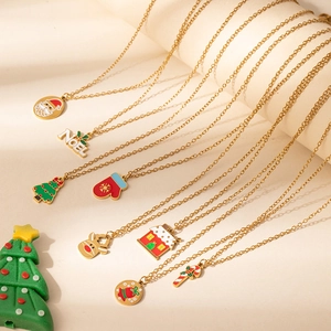 Détail de colliers de Noël avec pendentifs Père Noël, renne et sapin sur présentoir