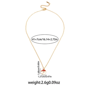 Détail du collier lune de Noël montrant la taille du pendentif avec un bonnet de Père Noël
