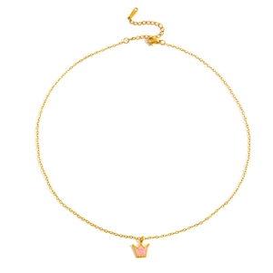 Detail van vergulde schakelketting met roze emaille kroonhanger en karabijnsluiting