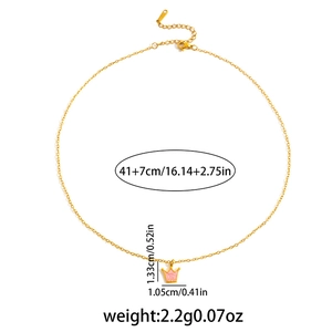 Detail van roze kroon hanger op gouden ketting met maataanduidingen en gewicht info