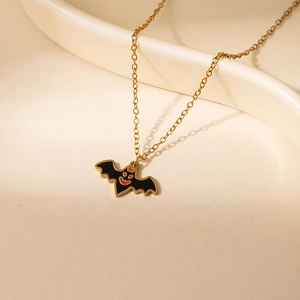 Goldene Edelstahlhalskette mit schwarzem Fledermausanhänger und rotem Smiley-Gesicht