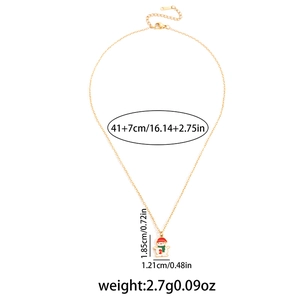 Détail du pendentif bonhomme de neige mesurant 1,85cm x 1,21cm et chaîne de 41cm