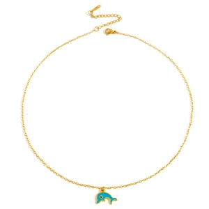 Detailopname van gouden halsketting met een levendige blauwe dolfijnhanger en verstelbare ketting