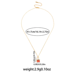 Détail du pendentif chat dans une boîte cadeau avec dimensions et détails de chaîne