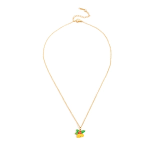 Détail du collier de Noël avec pendentif cloches en émail rouge et vert sur chaîne