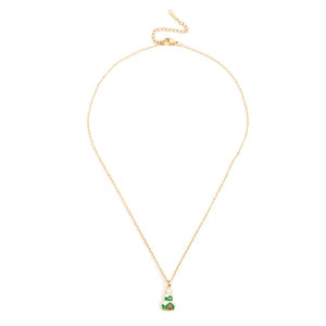 Détail du collier pendentif maison de Noël avec toit en émail vert et chaîne dorée