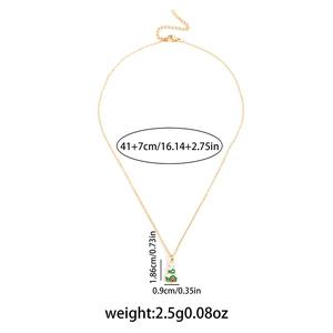 Vue détaillée du collier pendentif maison en émail avec dimensions et chaîne réglable