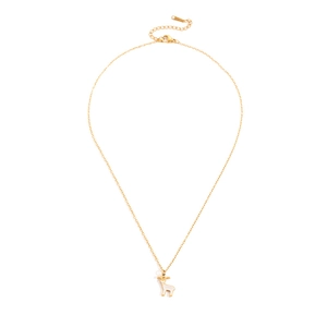 Détail du collier pendentif renne doré avec émail blanc et chaîne de réglage ajustable