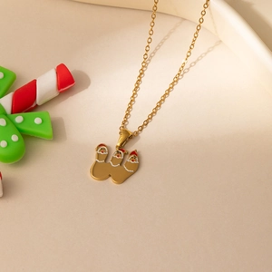 Collier doré avec lettre W et breloques de Noël sur une fine chaîne en or