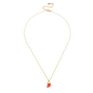 Détail de la chaîne dorée avec pendentif botte de Noël en émail rouge et blanc
