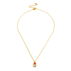 Detail einer Goldkette mit weißem Kürbis-Anhänger und einem roten Zylinder für Halloween