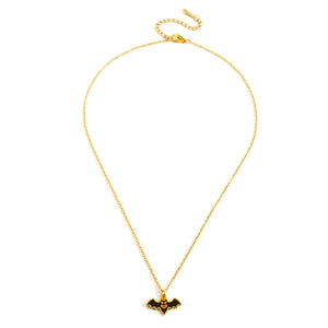 Detailansicht einer goldenen Halloween-Halskette mit schwarzem Fledermaus-Anhänger