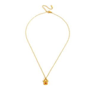 Détail du collier avec pendentif renne doré, nez rouge et chaîne à maillons fins
