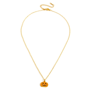 Detail einer goldenen Edelstahlkette mit orangefarbenem Kürbisanhänger und Karabinerverschluss