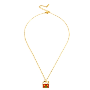 Détail du pendentif maison en émail sur une chaîne en acier titane dorée