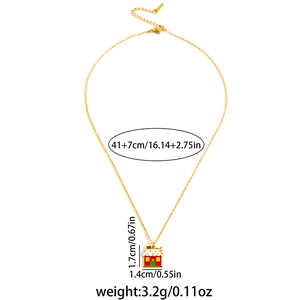 Détail du collier pendentif maison en pain d'épices avec émail rouge et vert sur chaîne