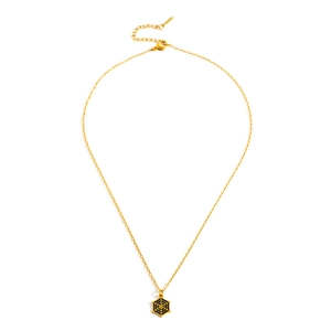 Details der goldenen Edelstahlkette mit sechseckigem Spinnennetz-Anhänger und Verschluss