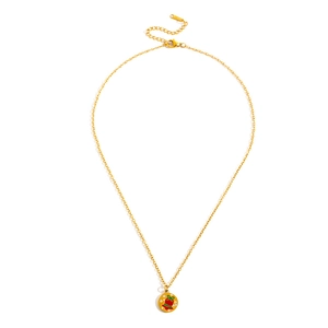 Vue détaillée du pendentif cloche de Noël dorée et du fermoir sur chaîne en titane