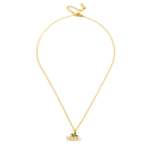 Détail du pendentif Noël doré avec feuille de houx sur une chaîne en acier inoxydable