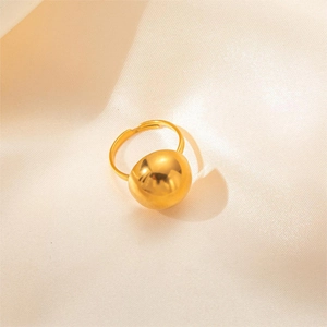 Vista dettagliata di un anello aperto con sfera dorata su un elegante tessuto di raso