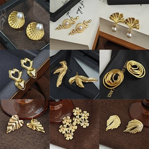 Elegante goldene Edelstahl-Ohrringe mit Perlen und Herz-Motiven im Schmuckset-Design