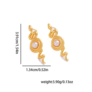 Detailansicht goldener Schlangenohrringe mit weißer Perle und spiralförmiger Metallstruktur