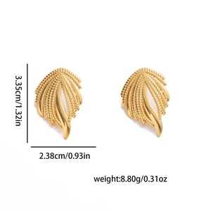 Detailansicht goldene Herzohrringe mit Weizenrelief, Größe 3,35cm Höhe und 2,38cm Breite